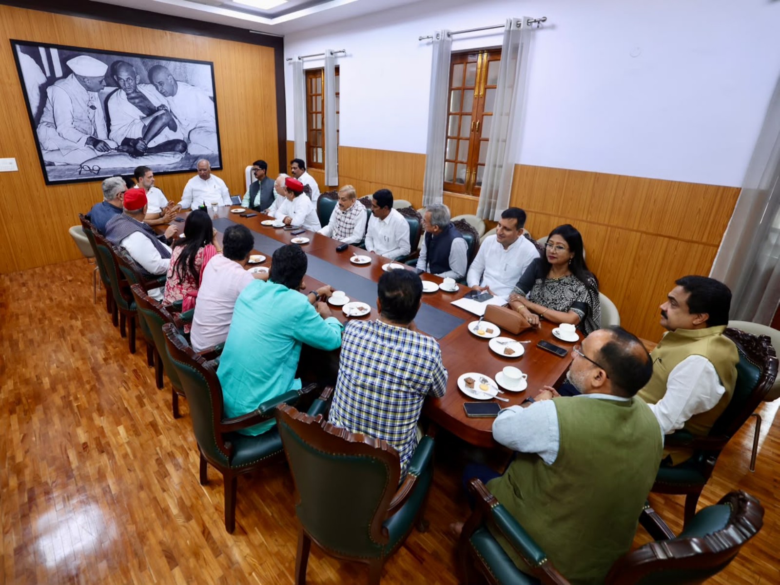 Delhi: INDIA bloc leaders meet at Mallikarjun Kharge's residence ahead of Nov 1 rally