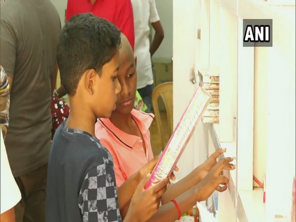 Around 2000 direct-sale outlets of firecrackers set-up in Madurai (ANI Photo)