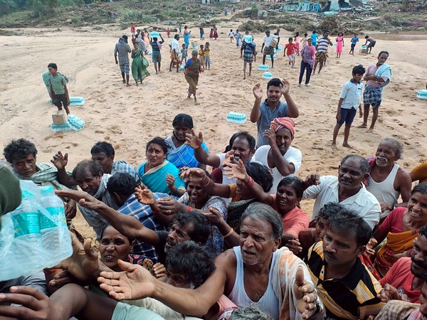 People queuing for water in Rayalaseema (file photo))