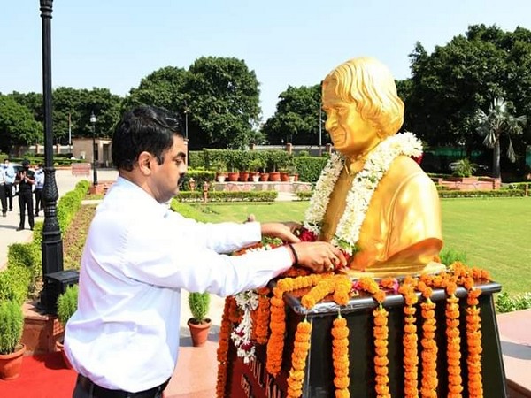 Dr G Satheesh Reddy pays tributes to Dr APJ Abdul Kalam at the DRDO Bhawan. (Photo: ANI)