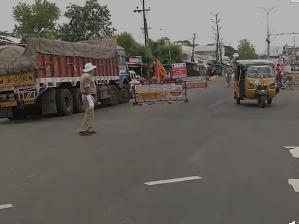 Local police keeping a check at Vizianagaram district border areas in Andhra Pradesh. Photo/ANI