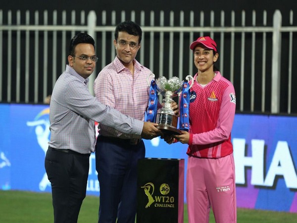Trailblazers skipper Smriti Mandhana with Sourav Ganguly and Jay Shah (Photo/ iplt20.com)