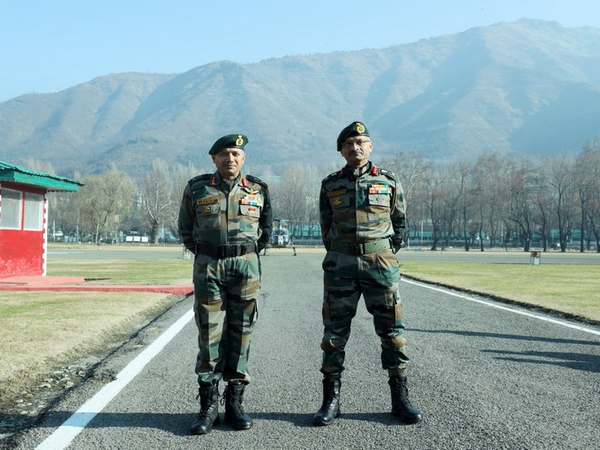 Lieutenant General MV Suchindra Kumar, General Officer Commanding of the 16 Corps, on Thursday paid a visit to Chinar Corps. (Photo Credit: Chinar Corps Twitter)