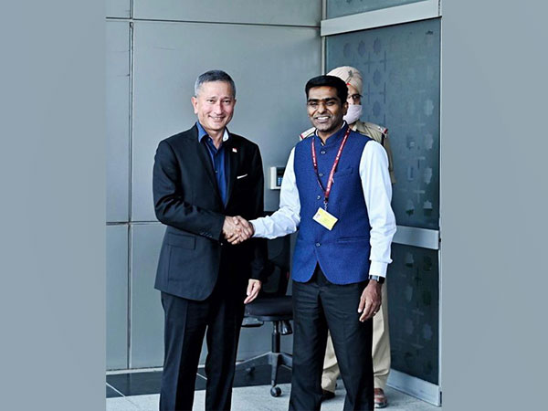 MEA spokesperson Arindam Bagchi and Singapore Foreign Minister Vivian Balakrishnan (Image Source: Twitter @MEAIndia)