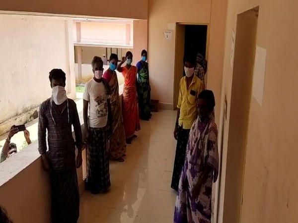 The migrant workers put up in the quarantine centres were making allegations that no proper food is being served there.