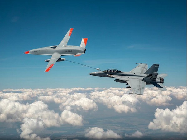 MQ-25 Stingray refuelling Navy F/A-18 Super Hornet 