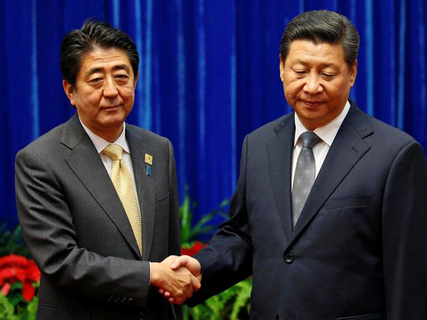 Japanese Prime Minister Shinzo Abe and Chinese President Xi Jinping (File photo)