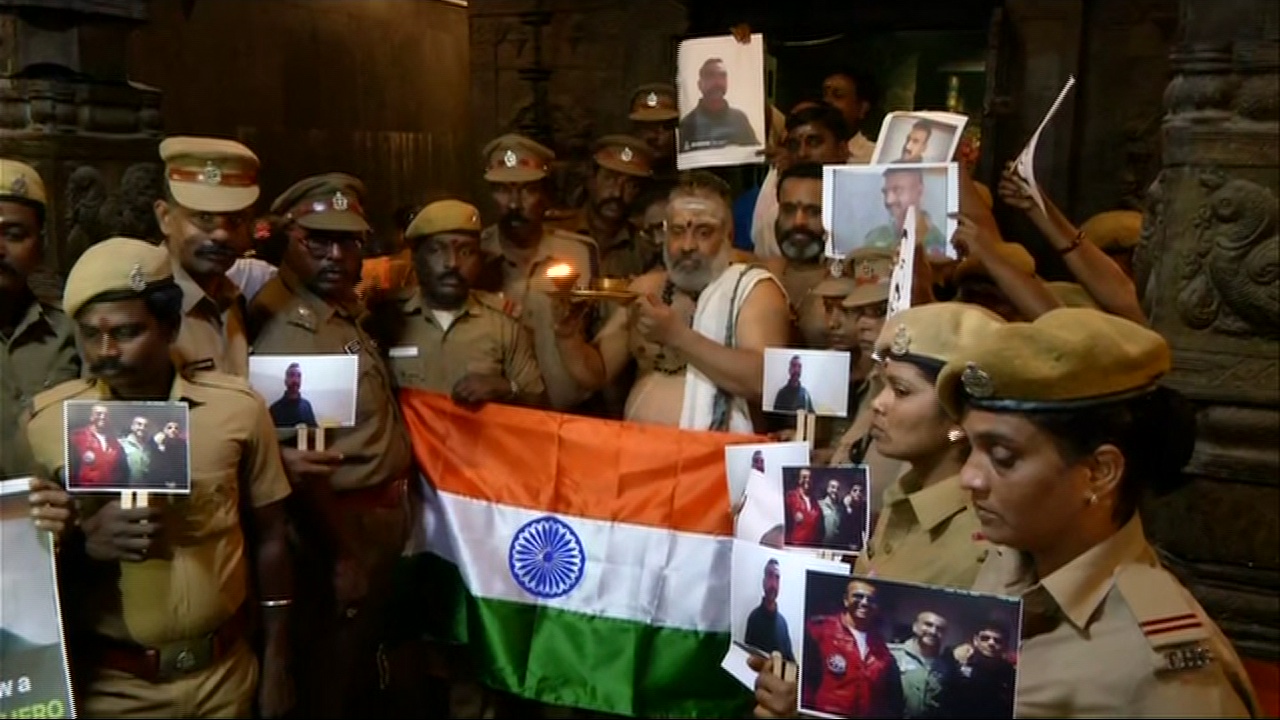 Police personnel gathered in Chennai to pray for Indian pilot Wing Commander Abhinandan Varthaman. Photo/ANI