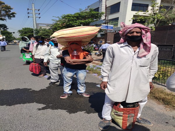 Acchelal, among other migrants queued up at Shaheed Hemu Kalani Sarvodaya Bal Vidyalaya, Lajpat Nagar on Wednesday. Photo/ANI