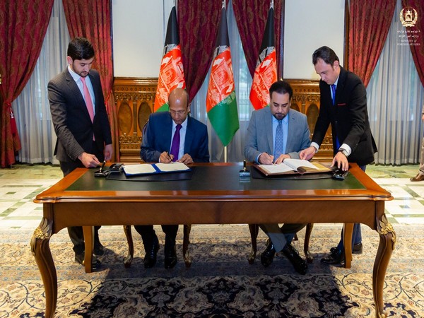 Indian ambassador to Afghanistan Vinay Kumar and Acting Foreign Minister of Afghanistan Idrees Zaman exchanging the extradition treaty (Picture Credits: India in Afghanistan/Twitter)  