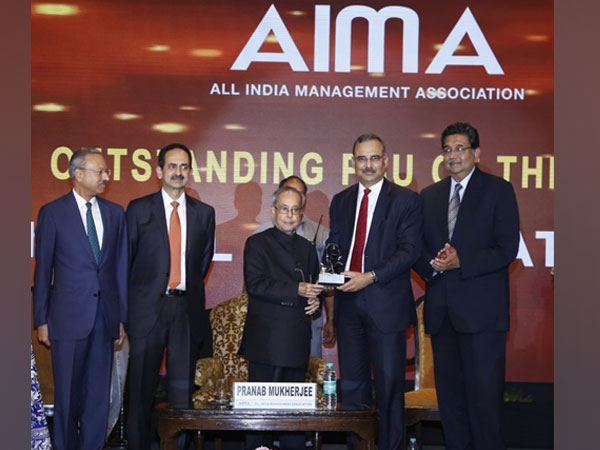 Indian Oil Chairman Sanjiv Singh receiving the award from former President of India, Pranab Mukherjee.