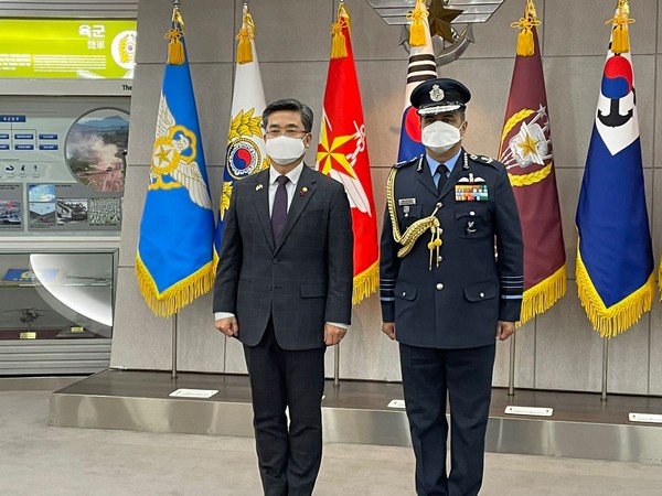 Indian Air Force Chief with Republic of Korea's National Defence Minister, Suh Wook ( Image Credit : Twitter/ IAF) 