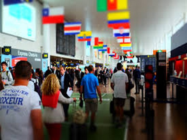 A rolling suitcase itself can help clear the way and can serve as an extended sensing mechanism for identifying changes in floor texture.