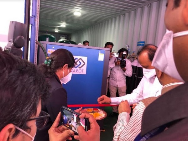 Ajitdada Pawar cuts the ribbon on Albot Technologies' O2 Plant