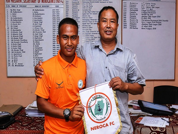 Akbar Khan (L) while signing with Neroca FC (Photo/I-League)
