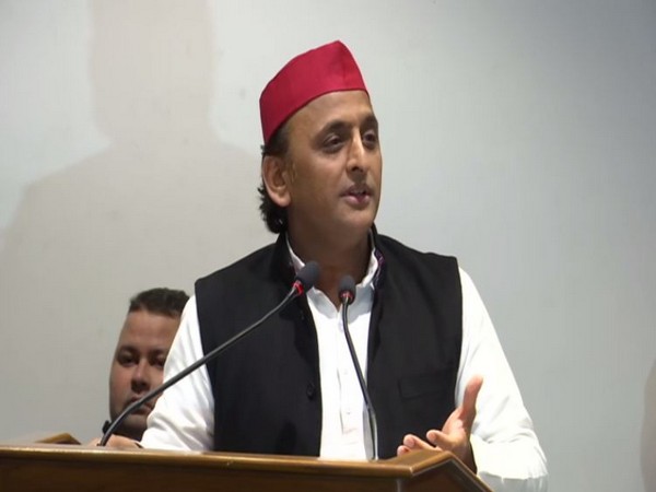 Samajwadi Party leader Akhilesh Yadav addressing student leaders in Lucknow on Sunday. Photo/ANI