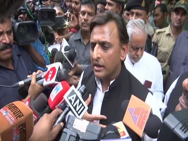 Samajwadi Party president Akhilesh Yadav Speaking to media reporters outside KGMU trauma centre on Tuesday. Photo/ANI
