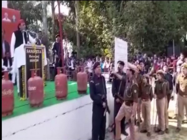 Akhilesh Yadav addressing the police on security lapse