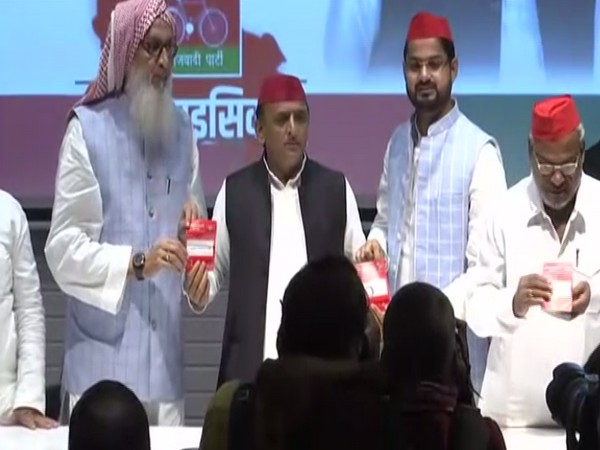 Samajwadi Party Chief Akhilesh Yadav along with Sigbatullah Ansari (Photo/ANI) 