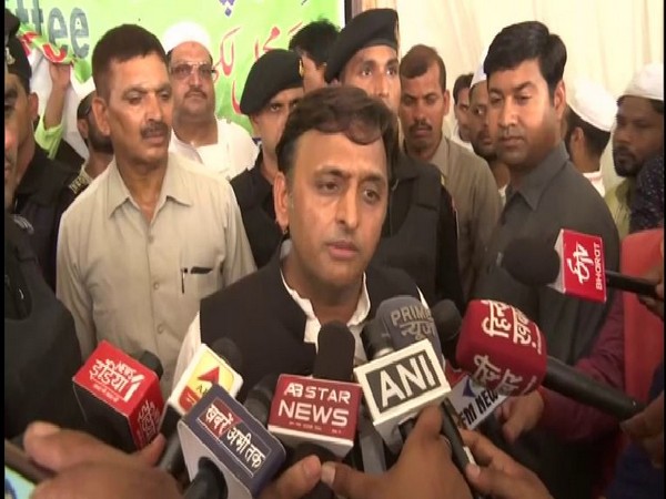 Akhilesh Yadav talking to ANI in Aishabagh (file photo) 