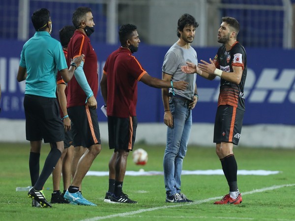 Alberto Noguera arguing against NorthEast United coach in ISL (Photo/ Sportzpics)
