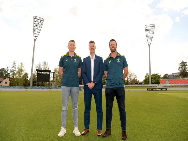 James Allsopp (in the middle) with Peter Siddle and Daniel Christian (Photo/ Cricket Australia Twitter)