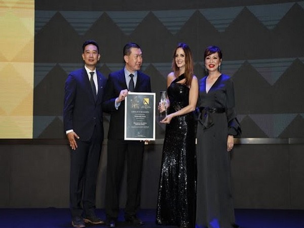 Alvin Chang, CEO of ACG MEDIA, Chan, General Manager of ACER Malaysia presenting the award to Sussanne Khan
