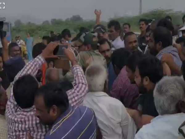 A brawl broke out between protestors and few journalists in Uddandarayani Palem area of Amaravati on Friday.