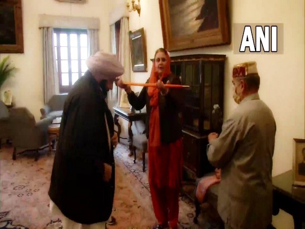 Amarinder Singh seeking blessing from Guru Gobind Singh sword before filing nomination papers (Photo/ANI)