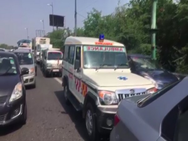 Visual of the ambulance stuck in traffic jam at Delhi-Noida border.