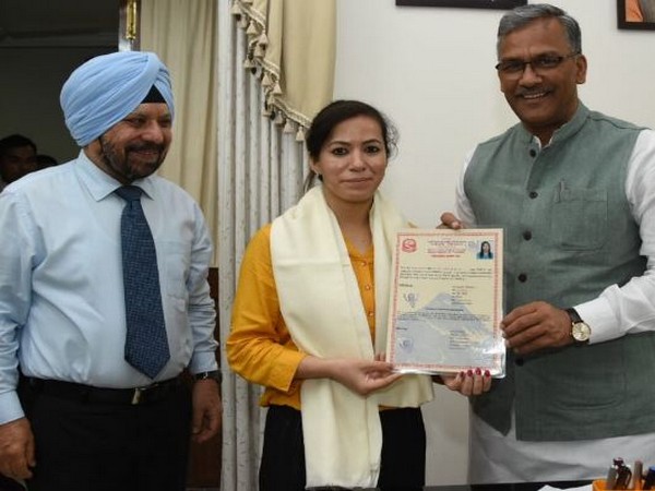 Uttrakhand Chief Minister Trivendra Singh Rawat meets Mount Everest climber Ameesha Chauhan on Saturday. Photo/ANI