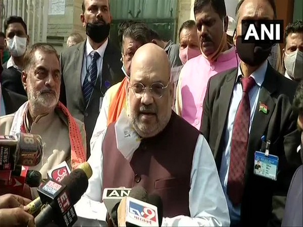 Home Minister Amit Shah on Saturday paid tribute to the Swami Vivekananda during a visit to the Ramakrishna Mission. (Photo/ANI)