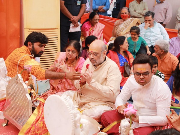 Union Home Minister Amit Shah along with his family in Gujarat's Mansa village on Wednesday. (Photo/Twitter: @AmitShah)