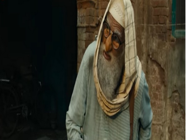 A still from the official music video 'Madari Ka Bandar' from the movie 'Gulabo Sitabo' featuring actor Amitabh Bachchan (Image source: YouTube) 