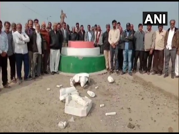 Visual from the spot where Mahatma Gandhi's statue was vandalised in Gujarat's Amreli district. Photo/ANI
