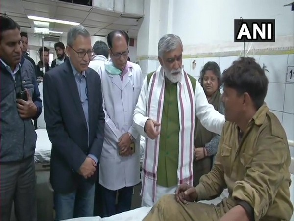Union Minister Ashwini Choubey meeting the injured victims of Anaj Mandi fire at LNJP Hospital in New Delhi on Sunday.