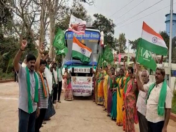 people from Amaravati region of Andhra Pradesh went to Medaram in Telangana to offer prayers for sole capital of Andhra Pradesh at Amaravati. Photo/ANI