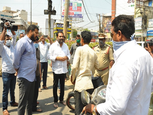 Andhra Pradesh Irrigation Minister Anil Kumar and Nellore Rural MLA K Sridhar Reddy create awareness among public about lockdown