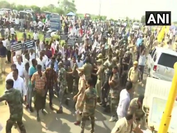Protesters displayed black flags against Chandrababu Naidu. Photo/ANI