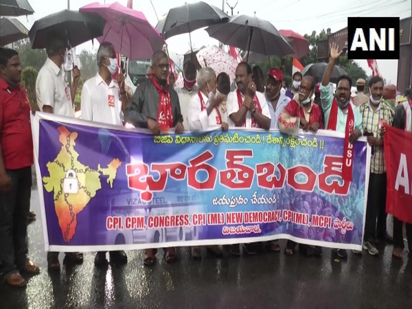 Left parties protest in front of Vijayawada bus station to observe Bharat Bandh. (Photo/ ANI)