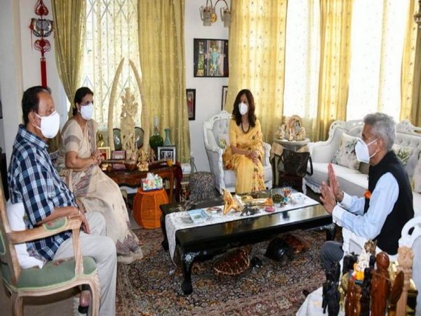 External Affairs Minister S Jaishankar with former President, Prime Minister of Mauritius Anerood Jugnauth (Image Source: Twitter handle @DrSJaishankar)