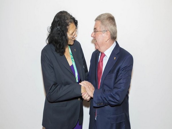 Anita DeFrantz (L) and Thomas Bach (R) (Photo/IOC Media Twitter)  