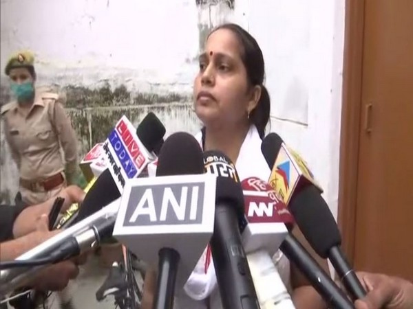 Anju Yadav, wife of Lucknow based lawyer Manoj Yadav speaking to media on Thursday. (Photo/ANI)