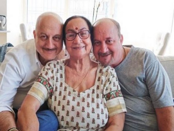 Anupam Kher with his mother and brother (Image courtesy: Twitter)