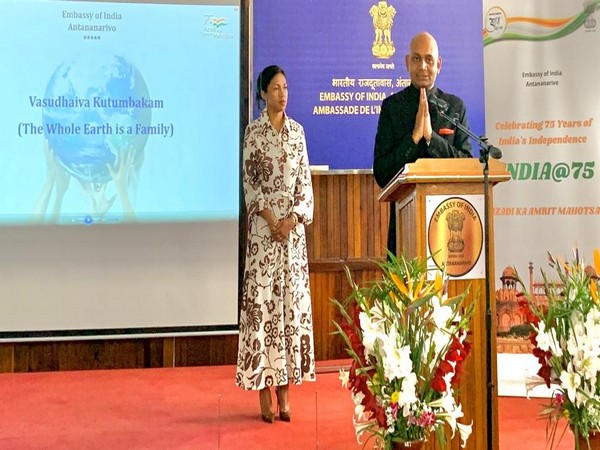 Ambassador of India to Madagascar, Abhay Kumar unveiling the plaque of 'Vasudhaiva Kutumbakam' in Antananarivo.