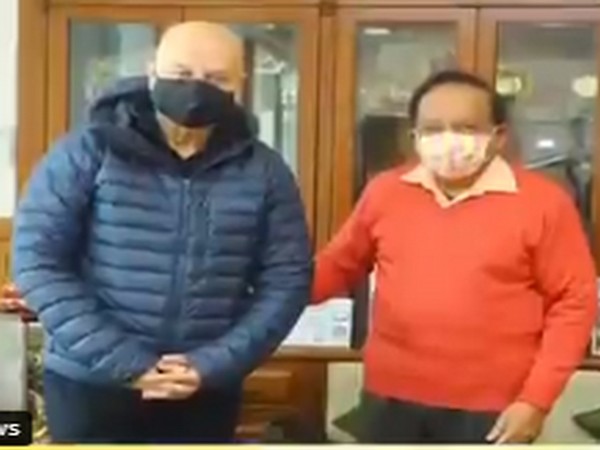 Actor Anupam Kher with Union Health Minister Harsh Vardhan (Image Source: Twitter)