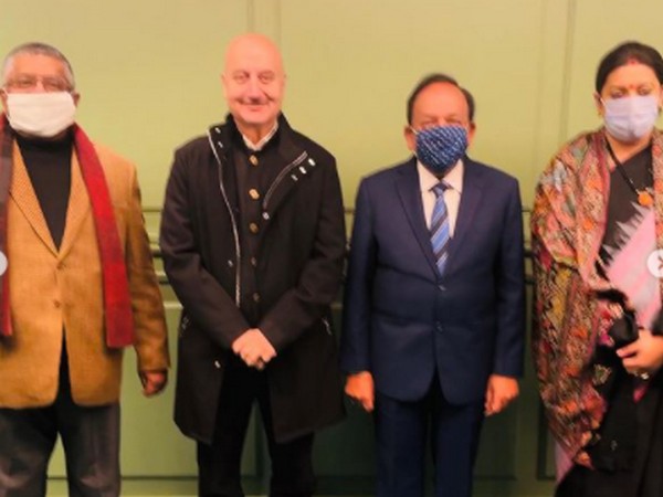 Actor Anupam Kher with Union Ministers Ravi Shankar Prasad, Dr Harsh Vardhan, Smriti Irani (Image Source: Instagram)