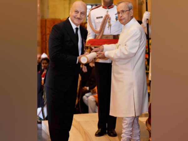 Senior actor Anupam Kher with late President Pranab Mukherjee (Image Source: Instagram)