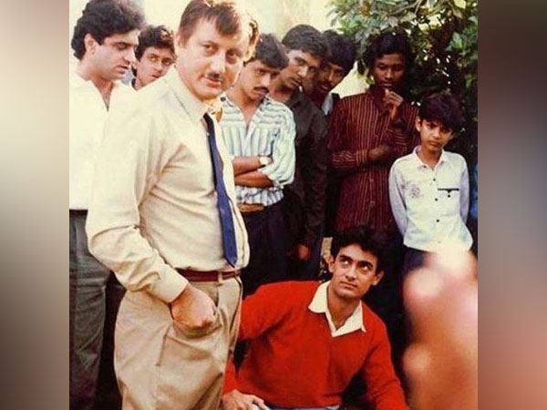 Anupam Kher and Aamir Khan in 'Dil'