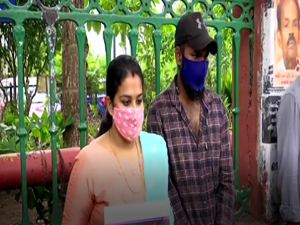 Anupama and her husband Ajith protesting in front of Kerala Secretariat (File photo)